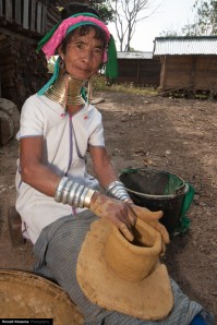 Sideshow     Giraffe Woman Padaung    Burma   long-necks  Freak    